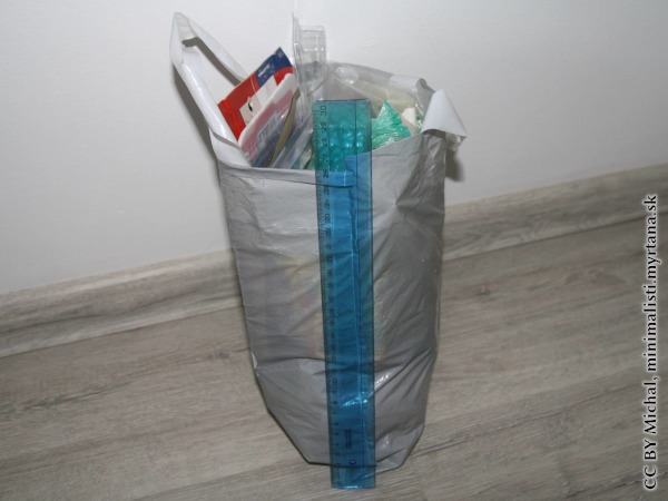 Malá (na výšku ~27cm) igelitová taška napěchovaná z ~85 % plastovým odpadem